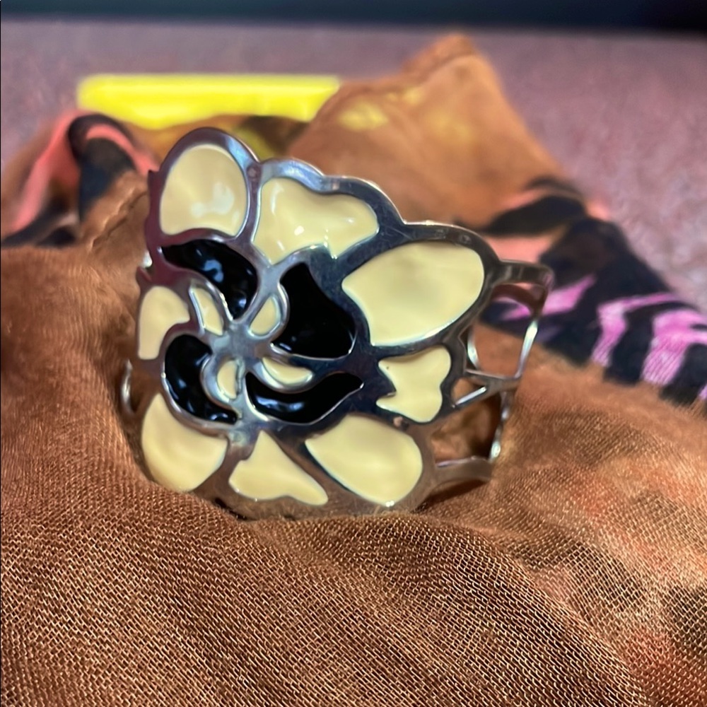 90s Flower Bracelet B&W